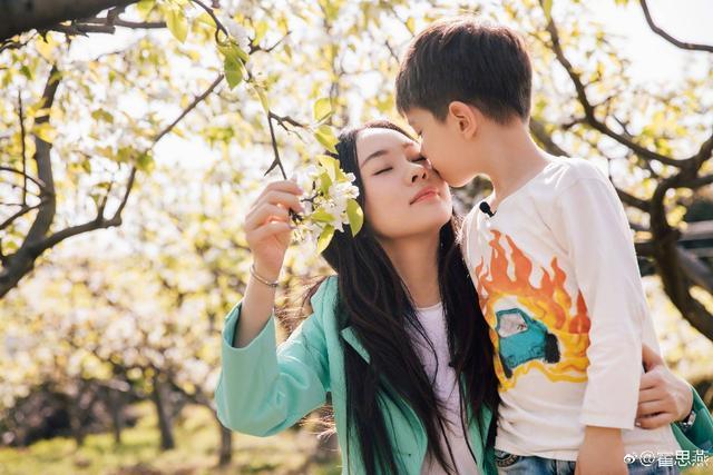 秘鲁总统博卢阿特在参加活动时遭到推搡